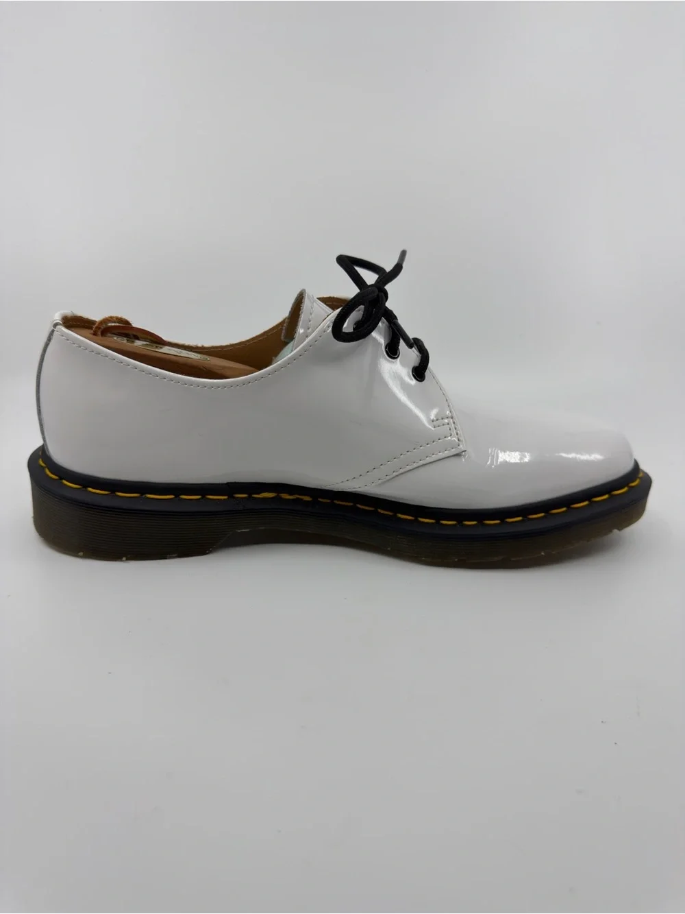 Dr. Martens 1461 Oxford shoes featuring a white patent leather upper SZ 10